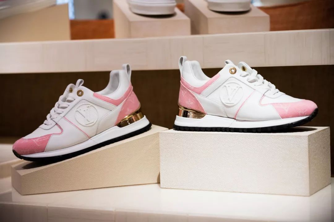 Louis Vuitton の新しいラン アウェイ スニーカー