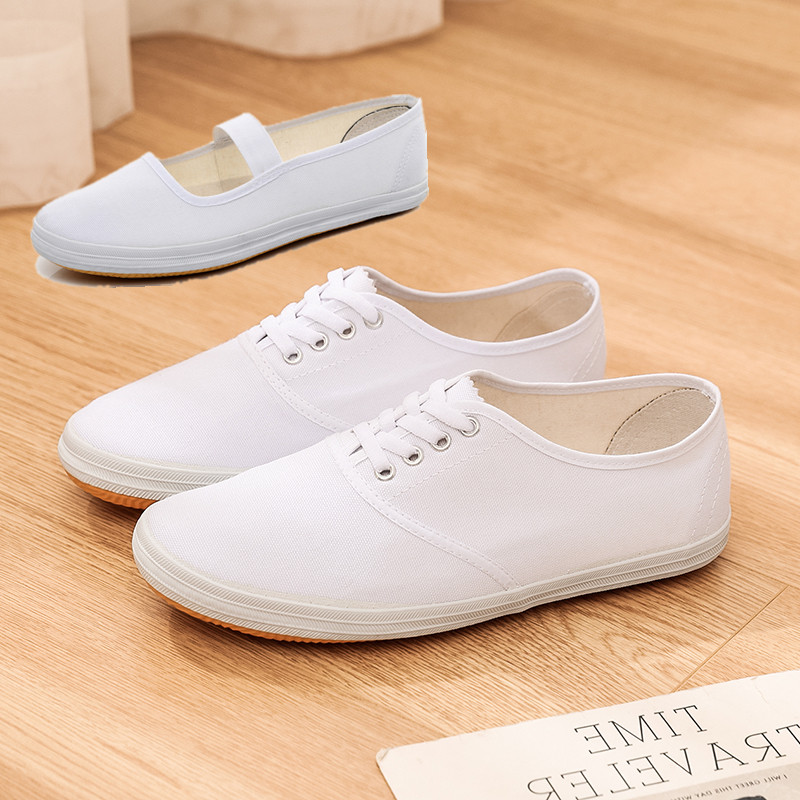 男の子と女の子用の小さな白い靴、学校のダンスパフォーマンス、陸上競技用の白い靴