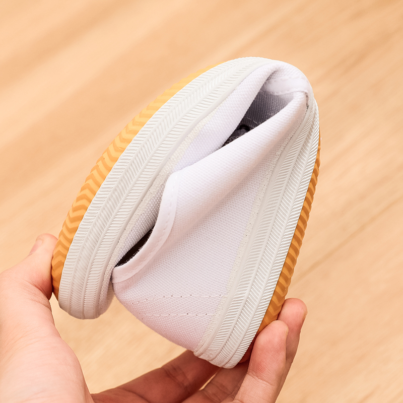 男の子と女の子用の小さな白い靴、学校のダンスパフォーマンス、陸上競技用の白い靴